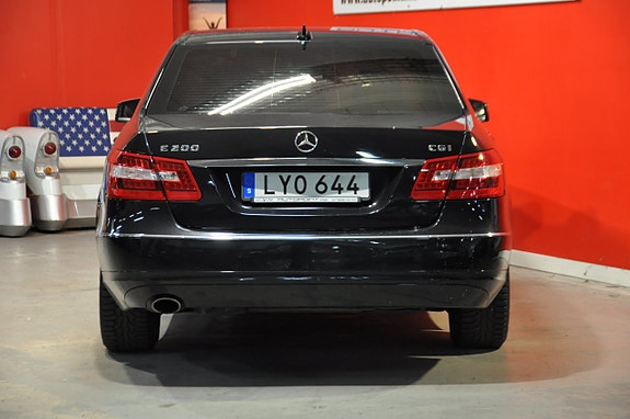 Mercedes-Benz E200 4 of 5