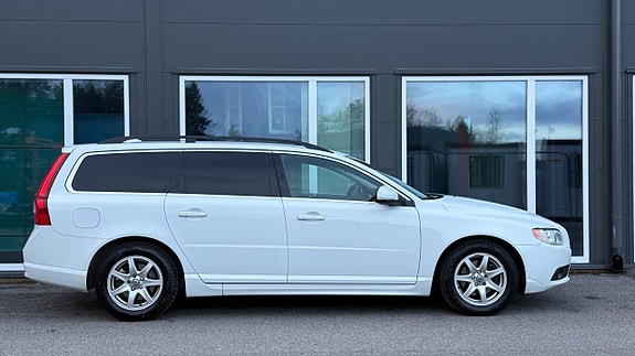 Volvo V70 2 of 27