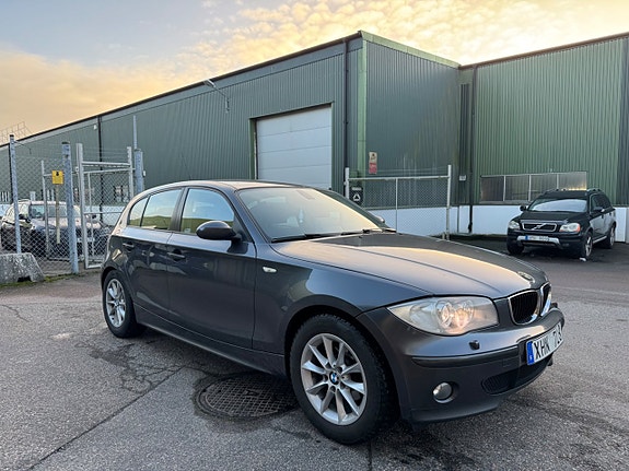 BMW 118i 3 of 5