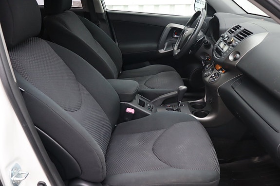 Toyota RAV4 8 of 27