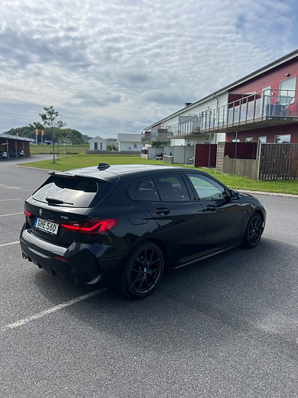 BMW 118i 4 of 5
