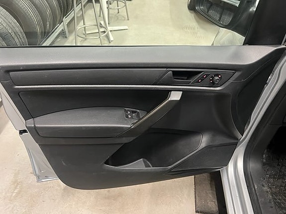 Volkswagen Caddy Maxi 13 of 16