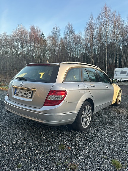 Mercedes-Benz C220 3 of 5