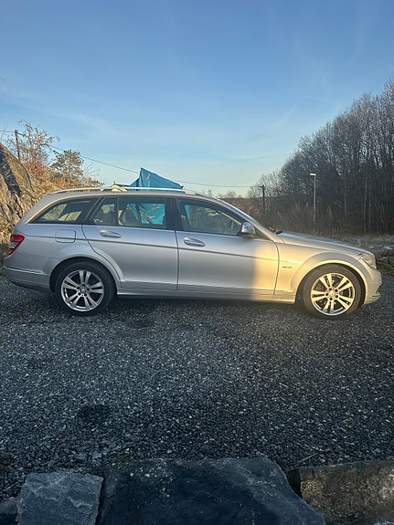 Mercedes-Benz C220 2 of 5