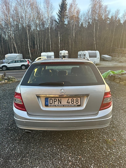 Mercedes-Benz C220 4 of 5