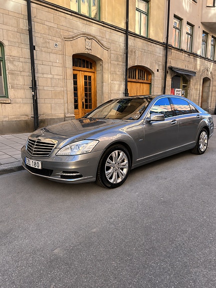 Mercedes-Benz S500 2 of 17