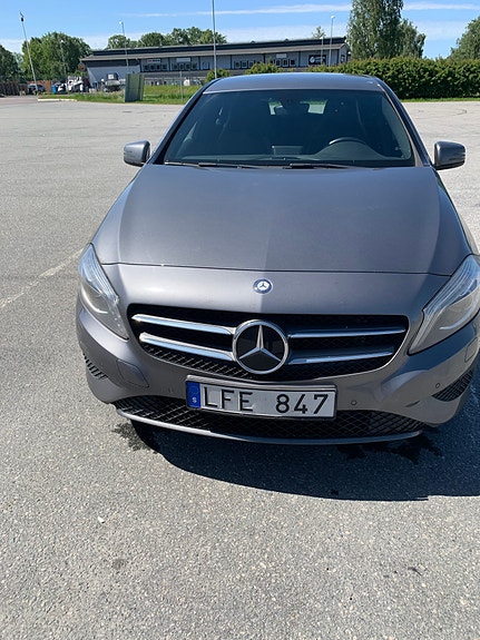 Mercedes-Benz A180 2 of 4