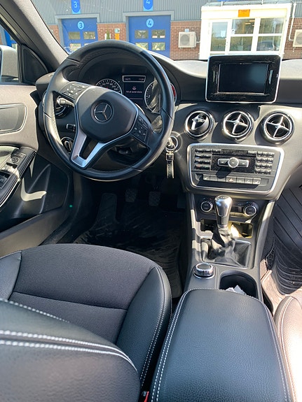 Mercedes-Benz A180 3 of 4