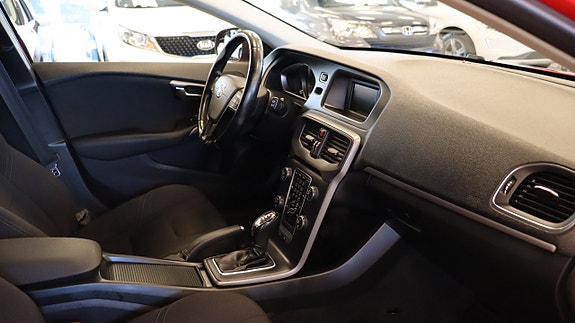 Volvo V40 10 of 16