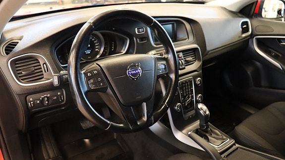 Volvo V40 12 of 16