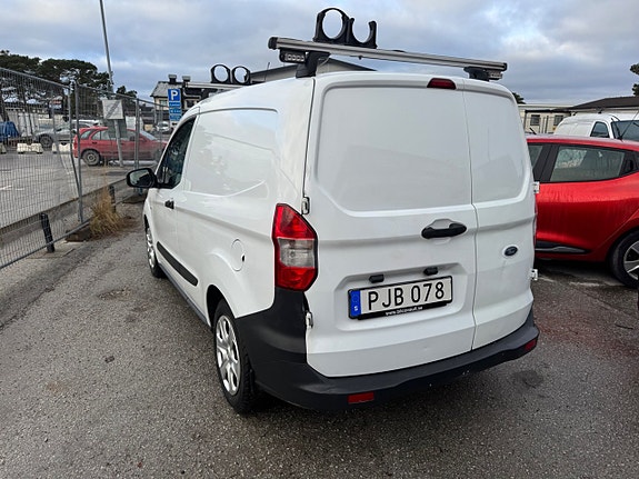 Ford Transit Courier 28 of 30