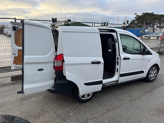 Ford Transit Courier 4 of 5