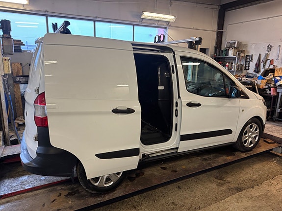 Ford Transit Courier 18 of 30