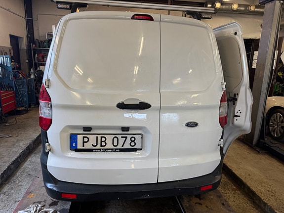 Ford Transit Courier 12 of 30