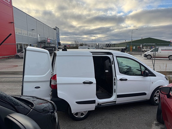 Ford Transit Courier 25 of 30