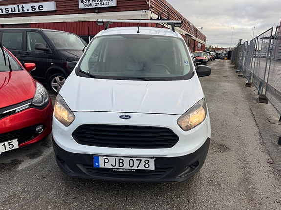 Ford Transit Courier 27 of 30