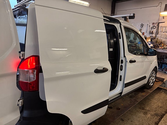 Ford Transit Courier 10 of 30