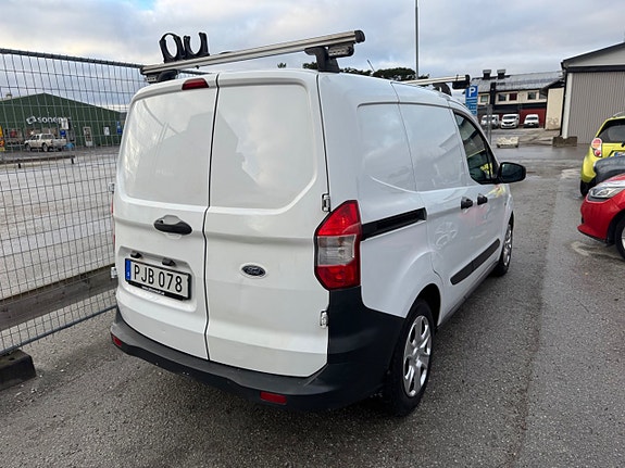 Ford Transit Courier 21 of 30
