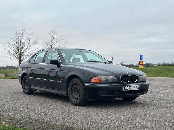 BMW 520 2 of 5