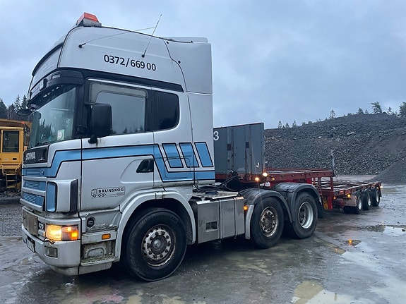 Traktorregistrerad lastbil SCANIA R124LA6X2/4 NA med trailer