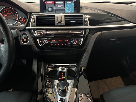 BMW 330e 11 of 17