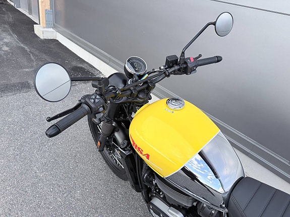 BSA Scrambler 650 Victor Yellow 11 of 12