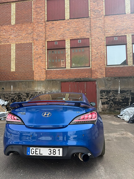 Hyundai Genesis 3 of 5