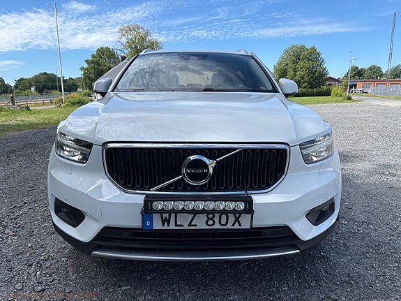 Volvo XC40 2 of 5