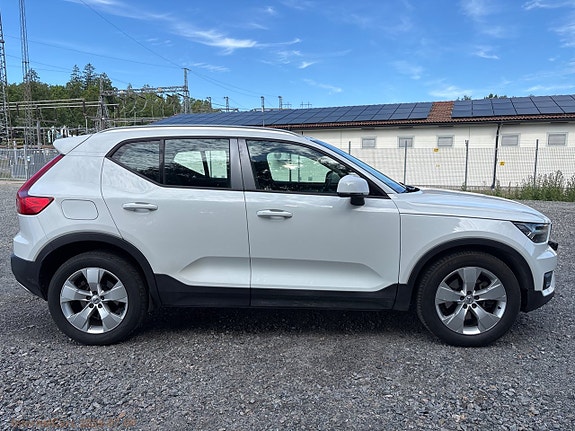 Volvo XC40 4 of 5