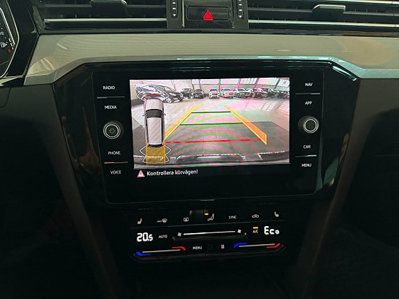 Volkswagen Passat 22 of 26