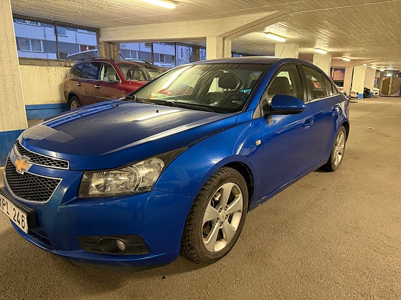Chevrolet Cruze 2 of 5