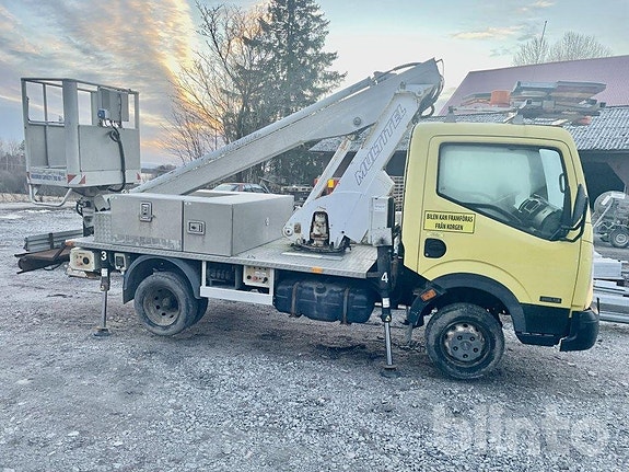 Skylift på lastbil NISSAN F24
