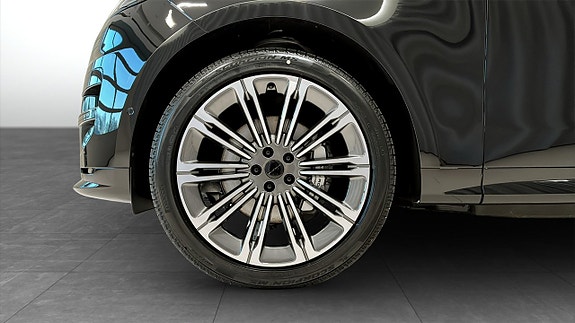 Land Rover Range Rover Sport 9 of 15