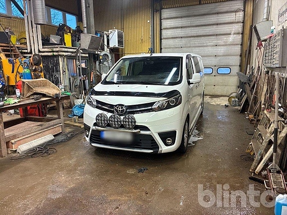 2 stycken Lätta lastbilar TOYOTA