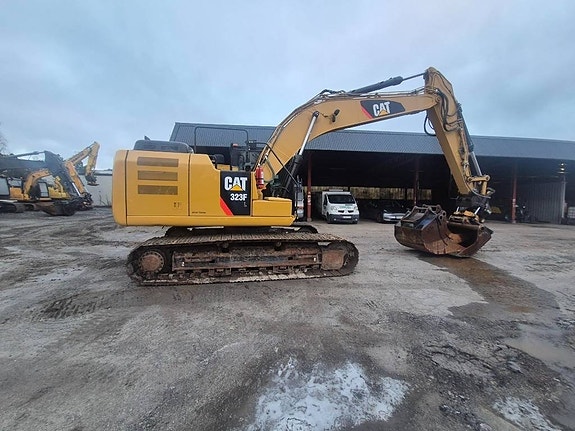 CAT 323 F