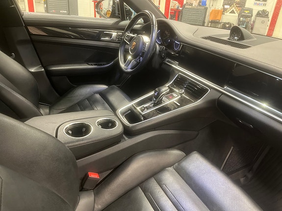 Porsche Panamera 4 5 of 5