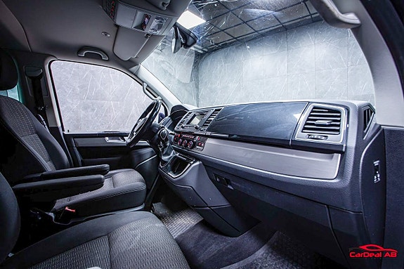 Volkswagen Multivan 14 of 24