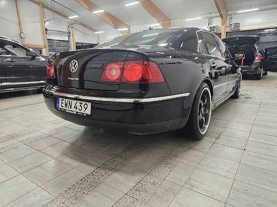 Volkswagen Phaeton 2 of 8