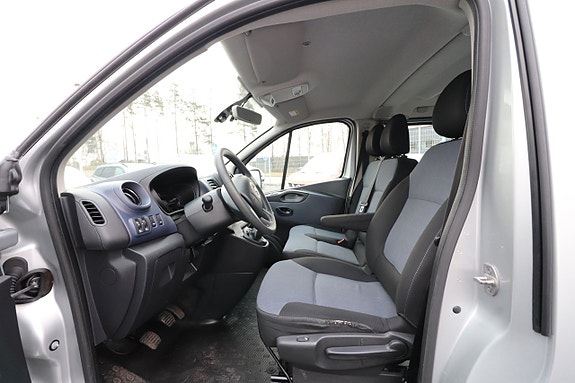 Opel Vivaro 10 of 23