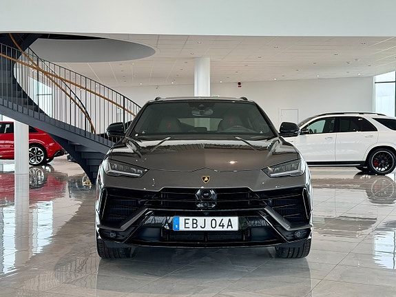 Lamborghini Urus 3 of 5