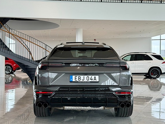 Lamborghini Urus 4 of 5