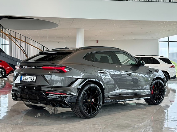 Lamborghini Urus 2 of 5