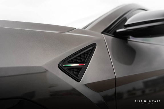 Lamborghini Urus 23 of 26