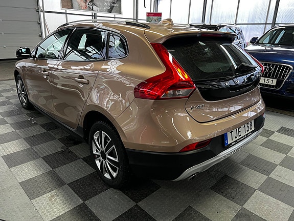 Volvo V40 Cross Country 3 of 5