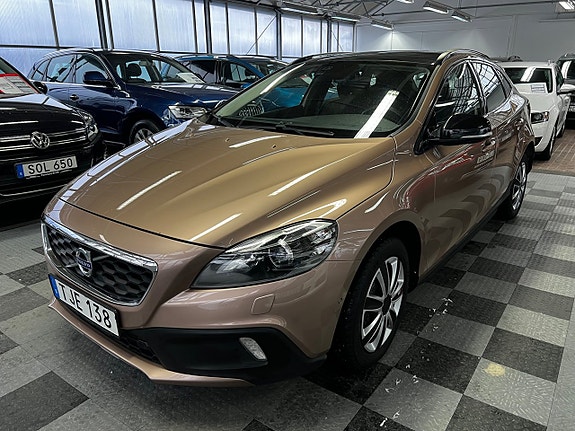 Volvo V40 Cross Country 2 of 5