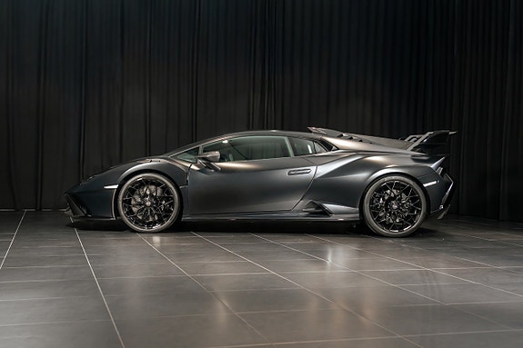Lamborghini Huracan 2 of 5