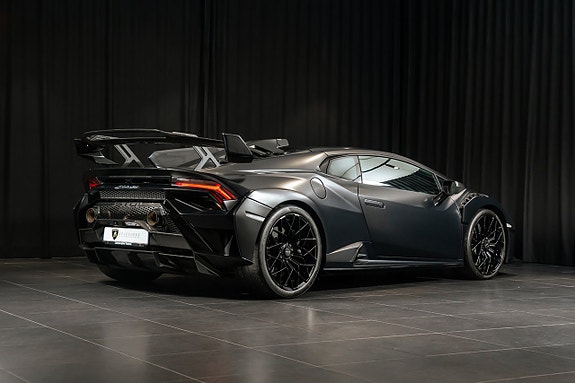 Lamborghini Huracan 3 of 5