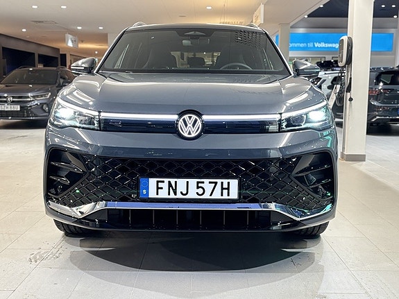 Volkswagen Tiguan 2 of 5