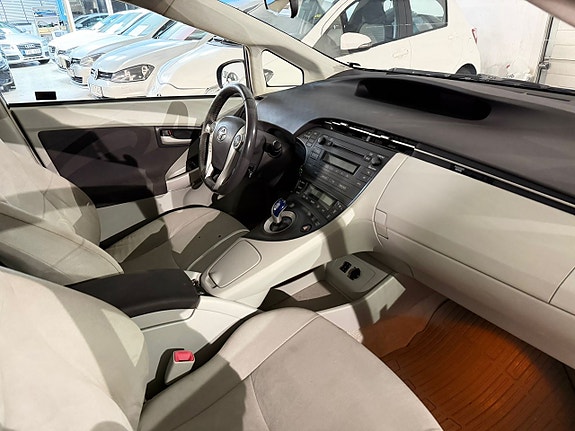 Toyota Prius 6 of 10