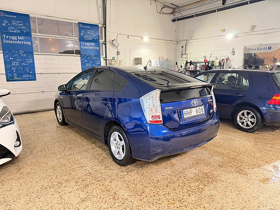 Toyota Prius 4 of 5
